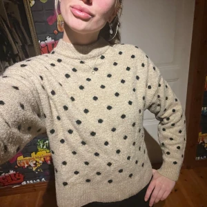 Beige stickad tröja med svarta prickar från H&M - Säljer en beige stickad tröja från H&M med svarta prickar. Super mjuk och gosig! 
