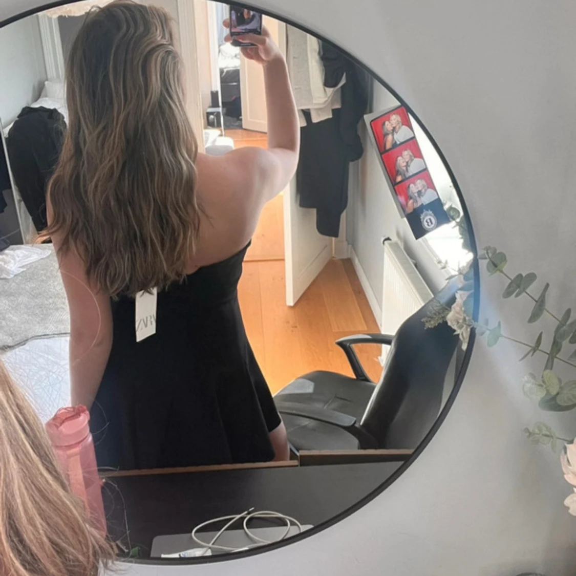 Svart axelbandslös klänning från Zara - 1