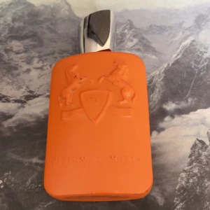 Parfym Althaïr från Parfums de Marly - Exklusiv parfymflaska Althaïr från Parfums de Marly i en matt orange färg med ingraverad logotyp och silverfärgat lock. Flaskan rymmer 125 ml Eau de Parfum och är tillverkad i Frankrike. Och det är ca 115 Ml kvar knappast använd 