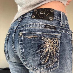 Miss me jeans - Intressekoll!! På mina fina miss me jeans. Dom är i nyskick och har coola slitningar på låren . Bootcut modell. Storlek 25. Innerbenslängd: ca 90cm. Midjemått ca 36 cm. Jag har satt fast ett band på insidan av byxorna vid midjan så att den går att göra mindre. Men det går även att ta av. Tveka inte att höra av dig ifall du har frågor. 