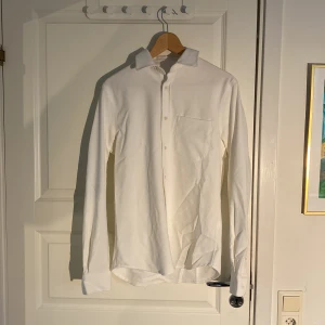 Vit skjorta med textur - Säljer en vit skjorta från Zara storlek S i mycket bra skick. Skjortan har ett lite tjockare bomullstyg vilket gör modellen mer avslappnad. 