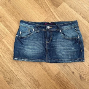 Lågmidjad jeanskjol - Midjemåttet är 38