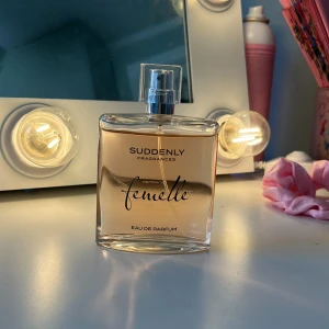 Suddenly Fragrances Femelle Eau de Parfum - Säljer nu denna perfym då den inte används längre den är öppnad men nästan helt oanvänd säljer för 30kr eftersom den är öppnad💓💓
