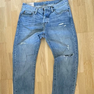 Abercrombie & fitch jeans - Snygga ljusblåa jeans med distressed detaljer. Storlek 32/34 väldigt bra skick