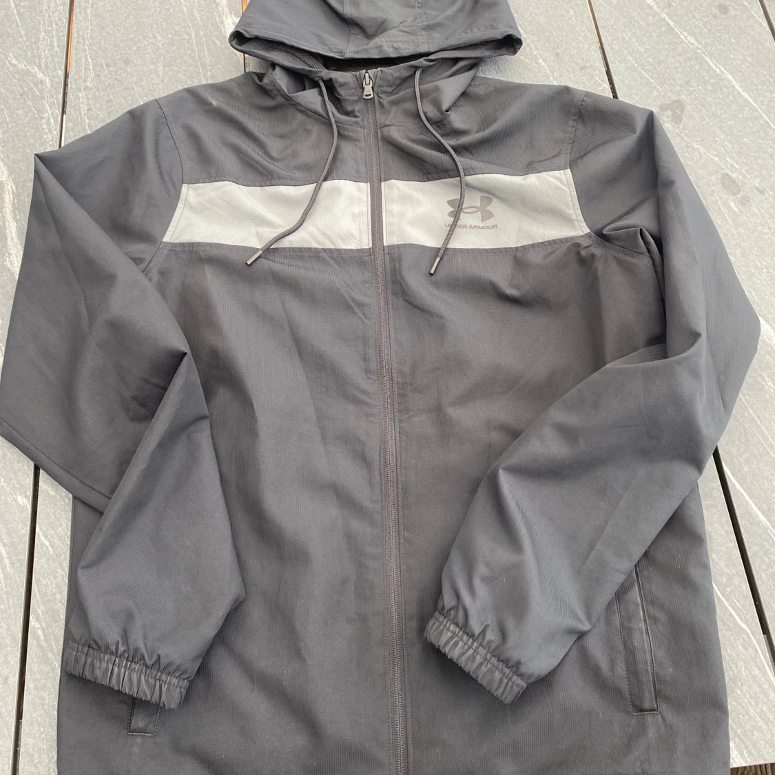 Grå vindjacka från Under Armour