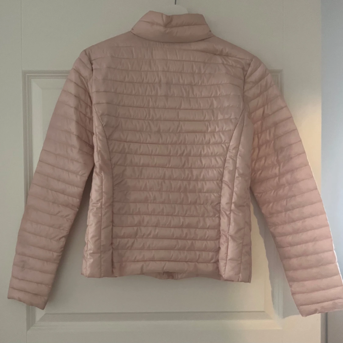 Ljusrosa pufferjacka från Jacqueline de Yong - 1