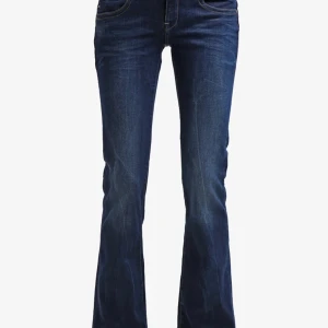 Mörkblå G-Star Jeans - Snygga mörkblå G-Star jeans med bootcut passform. Storlek W26 L32. Små slitningar på hälen men inget märkvärdigt(se sista bilden), förutom det i bra skick! 