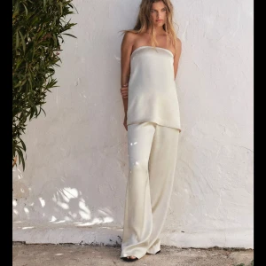 SÖKER Vida satinbyxor i ljusbeige zara - SÖKER!! Dessa byxorna från zara i xs!! Om du har dom och vill sälja så hör av dig!!🫶🏻❤️