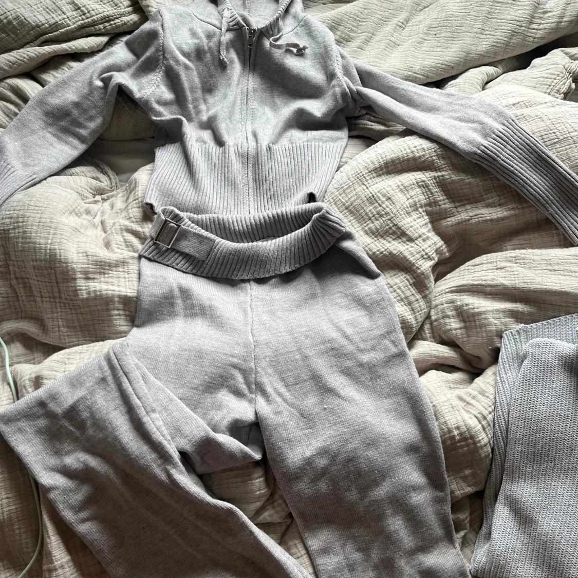 Grå ribbstickat sett - 1