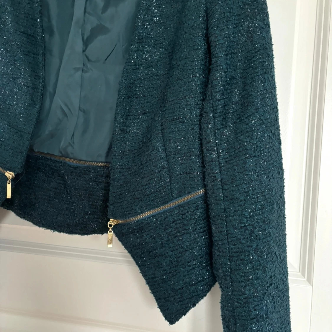 Mörkgrön kavaj med dragkedjedetaljer - 2