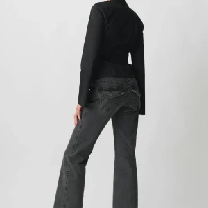 Svarta bootcut jeans - HELT NYA‼️svarta bootcut jeans från Gina Tricot i storlek 40. Säljer för att dom inte passar och för så lågt pris eftersom att jag inte fått dom sålt🫶🏻