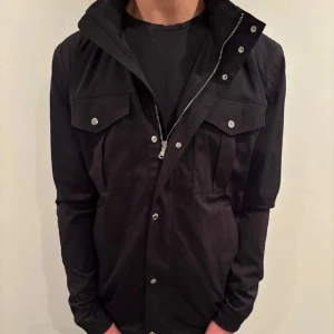 J.Lindeberg jacka Bailey - Säljer denna sällsynta och snygga J.Lindeberg jackan perfekt nu till våren. Modellen på jackan-Bailey, Storlek-M fits L. Skicket är 10/10 (den är helt ny) med TAGS aldrig använd! Nypris ca 4000kr säljs för 1399kr. Skriv gärna vid mer frågor🙌🏻