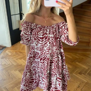 Rödvit offshoulder klänning med mönster - Jätte snygg kläning från mango💕💕
