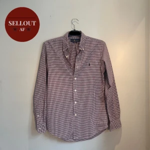 Ralph lauren skjorta - Snygg rutig skjorta från Ralph lauren. Den är röd, blå och vit.  Skicka dm vid frågor och funderingar!