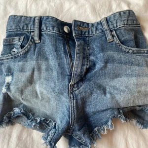 Blå jeansshorts  - Säljer ett par blå jeansshorts