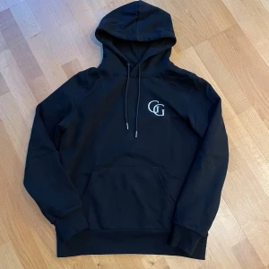 Svart Hoodie Från GardeGrisch - Nu säljer jag en väldigt snygg hoodie i bra kvalite från företaget GardeGrisch. Hoodien är enbart testad men var tyvärr lite för stor på mig. Storlek: S men passar lite större också. Skriv vid minsta fundering. 