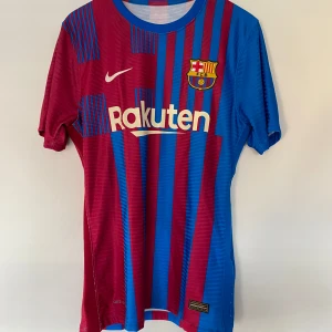 FC Barcelona Fotbollströja - Säljer en blå/röd FC Barcelona Hemmatröja från säsongen 2021/22. Storlek M i väldigt bra skick. 