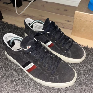 Moncler skor  - Snygga Moncler skor i befintligt skick! Använda men mycket kvar o ge. Storlek 42 passar 43 med. endast skor finns! Pris 1399, MVH