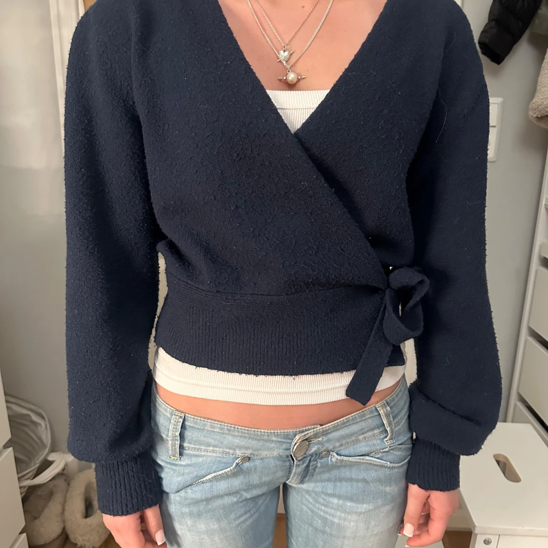 Mörkblå omlottkofta