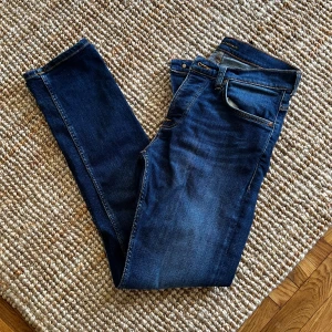 Nudie Jeans grim Tim - Säljer dessa riktigt feta nudie Jensen som är i så som nytt skick samma tvätt som när jag köpte dem. Storlek 30/32 i den populära modellen GRIM TIM. Passa på 🙌🚀