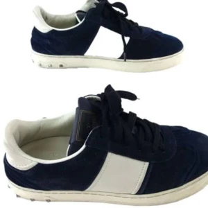 Valentino flycrew marinblå - Ett par riktigt schyssta flycrews för att ha till sommaren! Tyvärr har jag ej kvar box eller något utan bara skorna. Skick 9/10 använda några gånger men ej några skador. Storlek 36 men passar 37. Pris kan förhandlas vid snabb och smidig affär! Hör gärna av dig vid frågor eller funderingar!