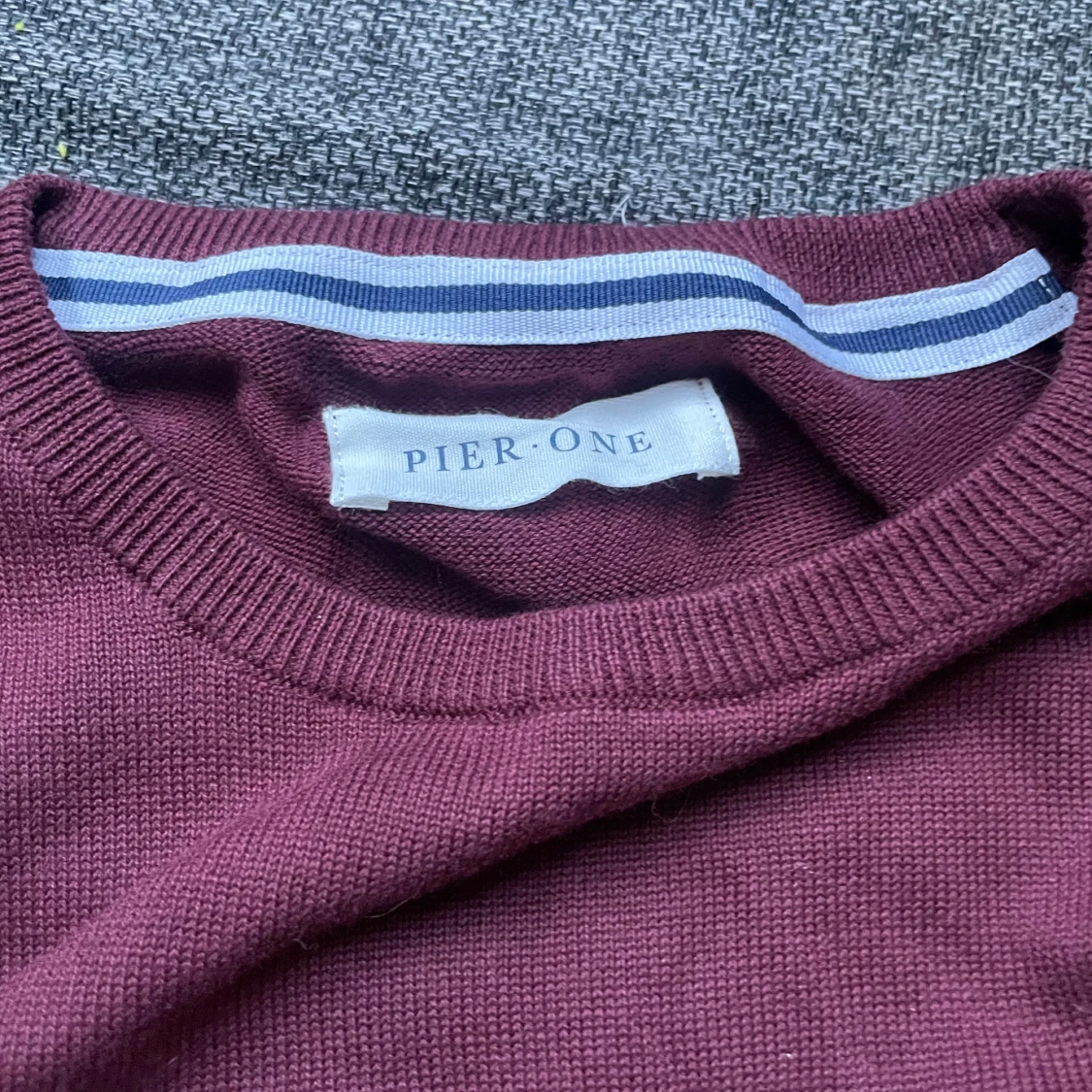 Vinröd tröja från Pier One