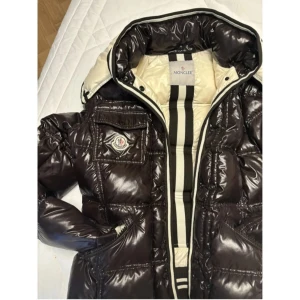 Snygg glansig dunjacka från Moncler - Säljer min snygga glansig dunjacka från Moncler. Jackan är sparsamt använd. Mycket fint skick!