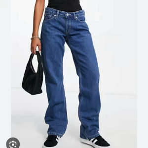 Blå jeans från Weekday - Snygga blå jeans från Weekday med en rak passform. De har en klassisk femficksdesign och låg midja. Perfekta för en avslappnad stil. lite mindre blå!