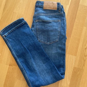 Tiger of Sweden MEG - Hej! Säljer nu dessa riktigt snygga tiger och sweden jeansen som har en riktigt schysst passform. Cond: 8/10 märke: Tiger of Sweden modell: MEG storlek 28/30 färg:Blå Tveka inte på att höra av dig vid frågor. Med vänlig hälsning, SweStile!🔥