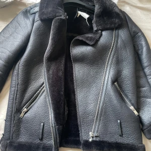 Svart jacka med päls detaljer  - Svart jacka från Zara i läder, stor i passformen så passar även s och m 
