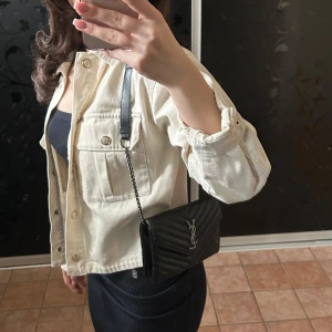 FALSK YSL handväska - En FALSK YSL hanväska svart köpt i turkiet. Jätte fint skick och material. Knappt använd