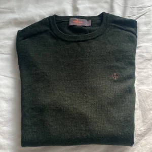 Morris merinoull tröja mörkgrön - Säljer min mörkgröna merinoull tröja från Morris då den är för liten. Väldigt bra skick och nästan inga tecken på användning. Storlek S men sitter mer som XS/S.                Nypris: 1600kr   Mitt pris: 549kr 💯💯                                                                               Hör såklart av dig vid frågor! 