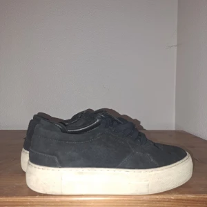 Axel Arigato skor Mocka  - Säljer mina svarta Axel Arigato Platform skor i mocka! Skriv för fler bilder🥰 innersulan är tyvärr borttagen  