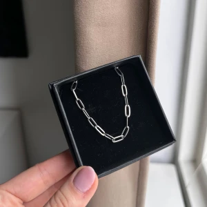 Halsband - Fint kejdehalsband i rostfritt stål från Kahlo. Så fint! Har även ett i guld (Kommer inte i boxen)🤍