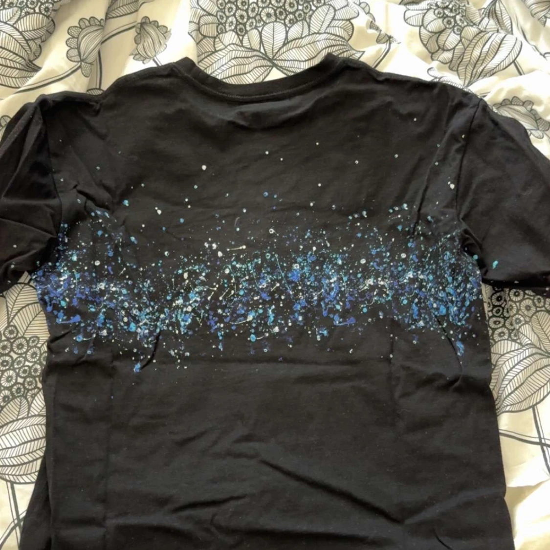 Svart t-shirt från Amiri med blått stänkmönster - 1