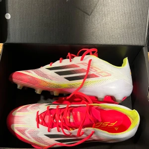 Adidas F50 - Fotbollsskor från Adidas. Bara använda EN gång och är så gott som nya. Stl 46 där extra sulor ingår. 
