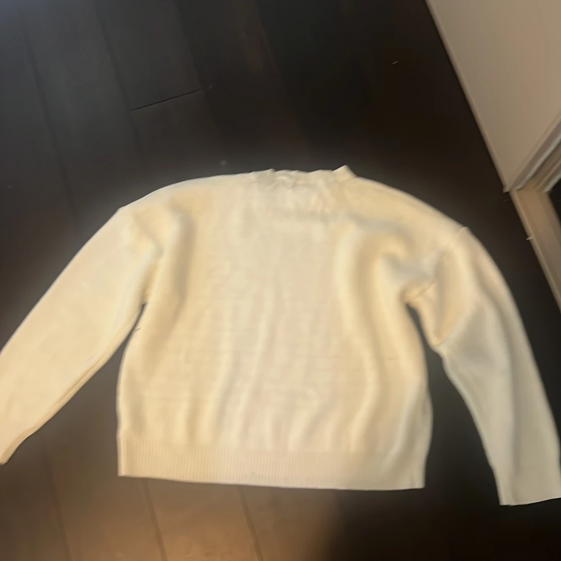 Vit stickad tröja med tryck - 1