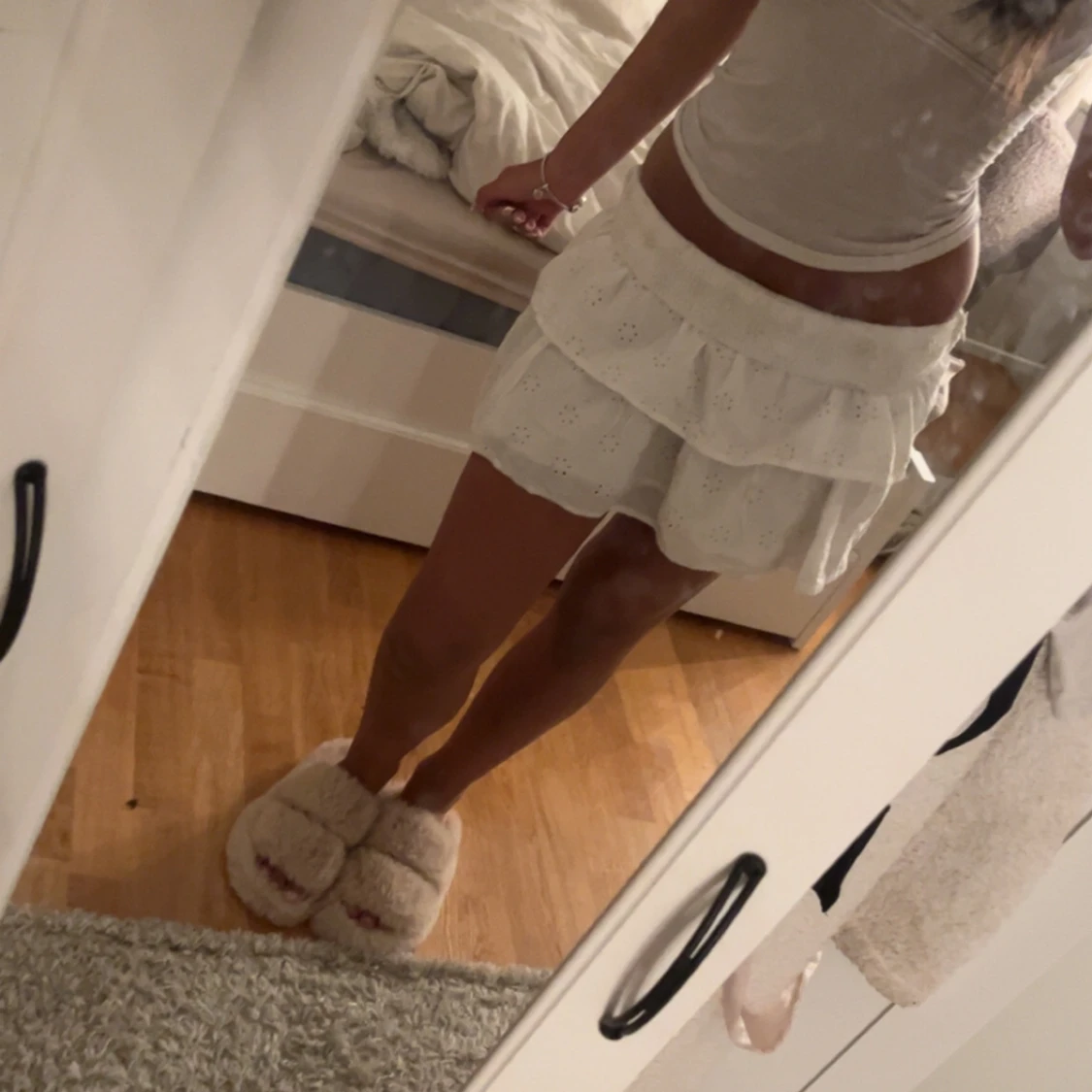 Vit volangkjol med broderade detaljer - 2