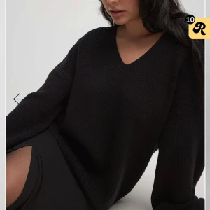 Svart stickad tröja från NA-KD med v ringing  - Säljer en svart stickad tröja från NA-KD med v-ringning och långärmad design. Tröjan har en ribbad struktur som ger en snygg och stilren look. Perfekt för lager-på-lager och passar till allt från jeans till kjol. Helt ny med prislappen kvar💞💞helt slutsåld 