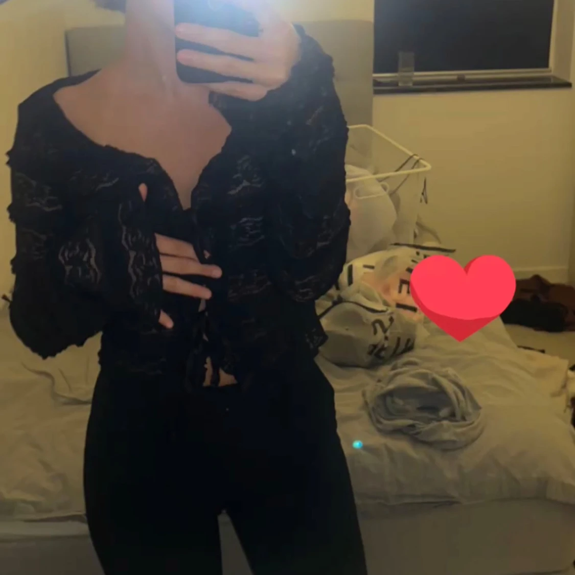 Svart spetsblus med snörning