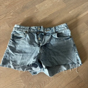 Jeansshorts - Såå fina jeansshorts från HM i storlek 34💓