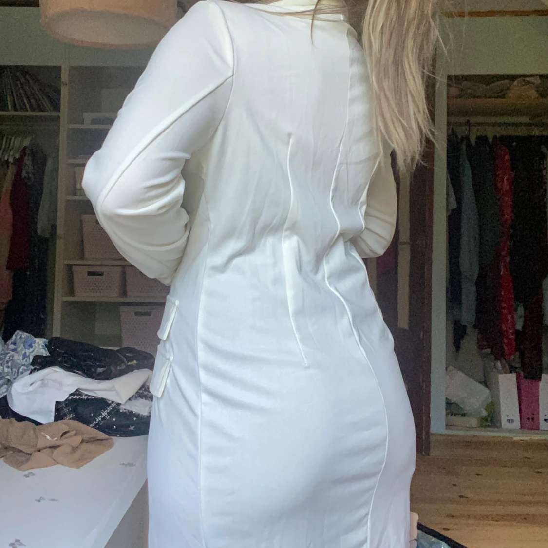 Vit kavajklänning med guldknappar - 2