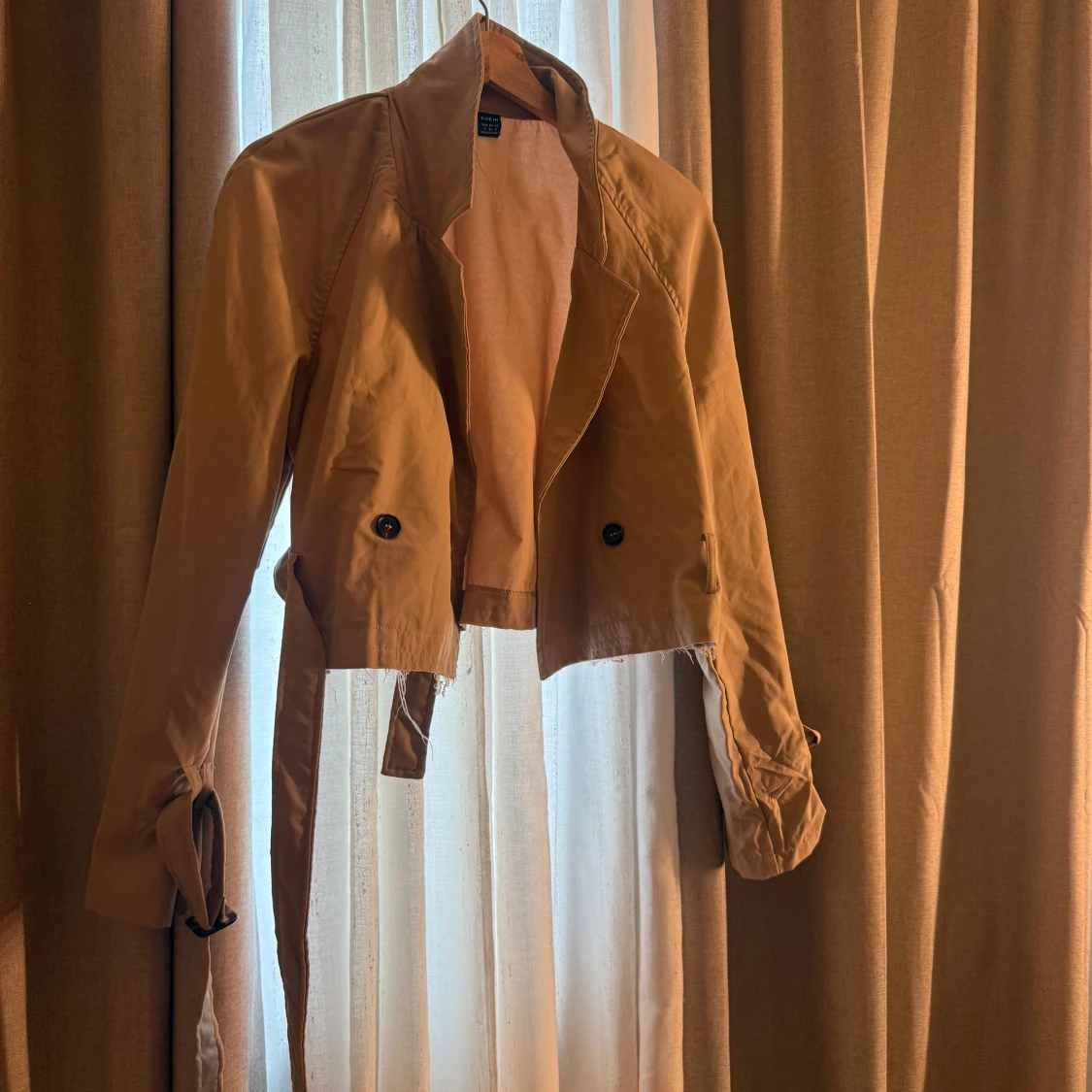 Beige croppad trenchcoat med bälte