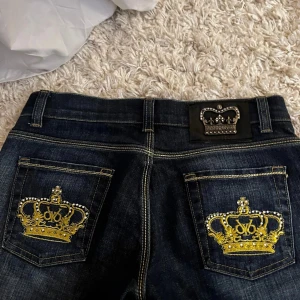 Victoria Beckham Jeans - Så fina mörkblåa utsvängda lågmidjade jeans, perfekt färg och använda men perfekt skick! Förutom att några av stenarna har lossnat, innerbenslängd 76 midjemått 40🩷🩷pris kan diskuteras 