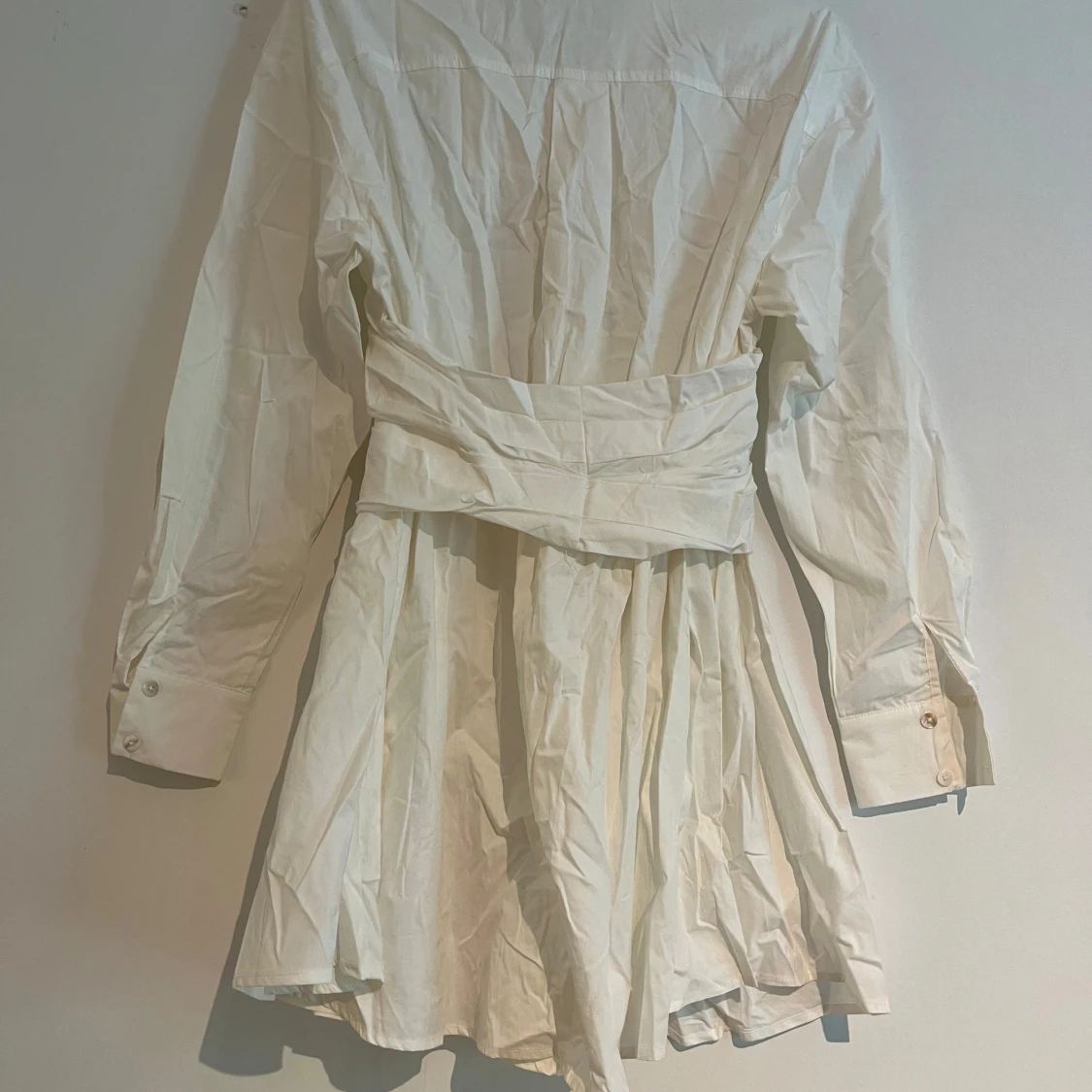 Vit skjortklänning med knappar - 2