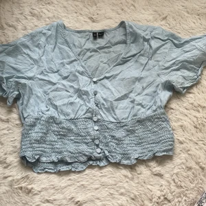 Ljusblå blus  - Den går att tvättas och atryckas innan köpningen! Lite nopprig. Super söt. Från vero Moda.