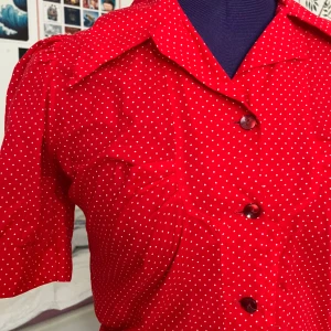 Röd blus - Supersöt röd blus i 50-tals/vintage-stil, med två band där bak som man kan knyta till en rosett 🌸