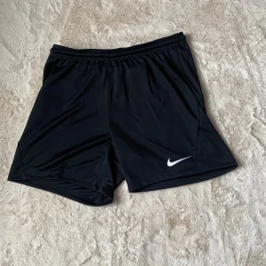 Nike shorts  - Säljer helt nya Nike shorts dry park i storlek S. Helt oanvända. Säljer pga att jag köpte fel sorts shorts men märkte de efter jag klippt av prislappen.  Nypris = 129kr Säljer för 80kr
