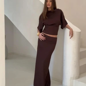 Jättefint sett från nelly - Säljer en brun croppad topp med bred halsringning och vida, korta ärmar. Toppen har en smockad struktur som ger en cool textur och sitter snyggt på kroppen. Säljer även tillhörande kjol som passar perfekt separat eller till tillhörande tröjan. Så fint en dag på stranden eller vid en middag, går o styla både upp och ner. Säljer endast som ett sett🤍