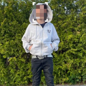 Y2k stil Hela outfiten - En hel outfit med hoodie junkjard HM jeans addidas skor och ett fett vitt y2k bälte för bara man kan köpa sakerna separat men hela outfiten kostar 1450svenska kronor 